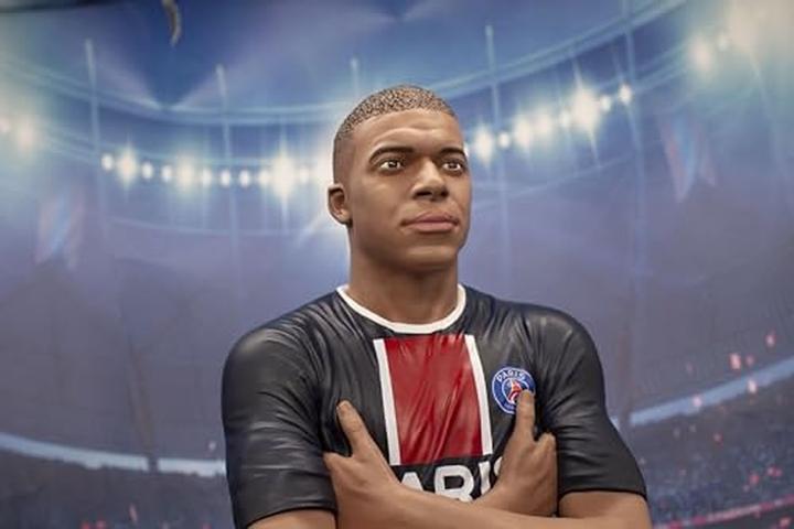 Immagine prodotto Creative Distribution Statuetta Football's Finest résine 1/3 Paris Saint-Germain (Kylian Mbappe) 60 cm