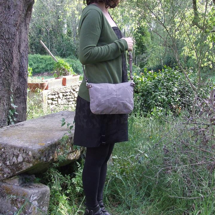 Immagine prodotto Only-Bags.Store Piccola borsa a tracolla in tela cerata marrone con zip e tracolla in pelle