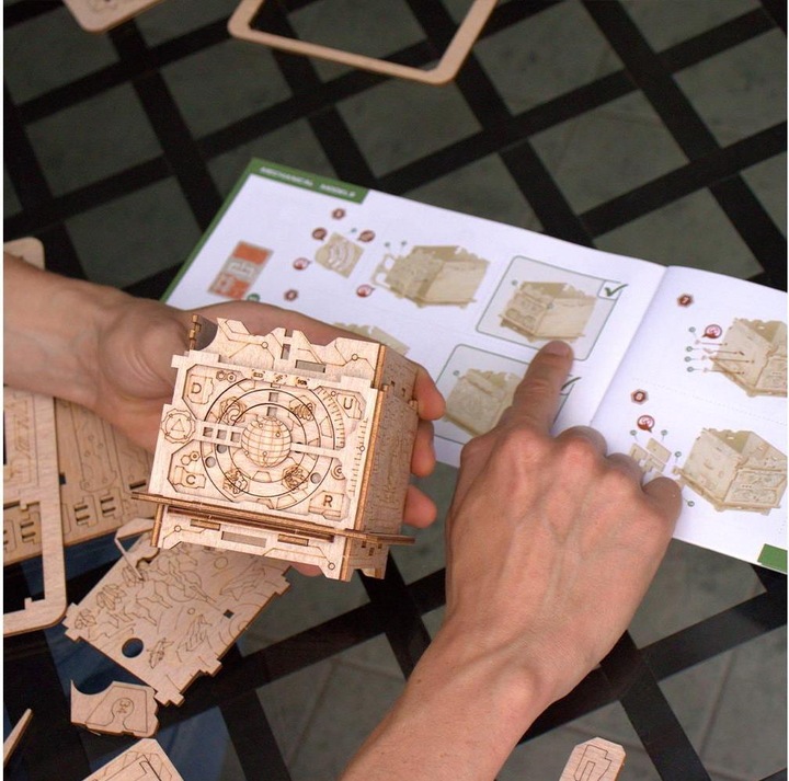 Actual product image Escape Welt Orbital Box - puzzle box kit (German)