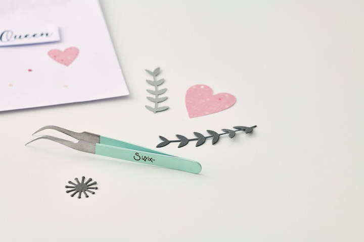 Produktbild Sizzix Werkzeug zur Herstellung einer gebogenen Pinzette mit feiner Spitze