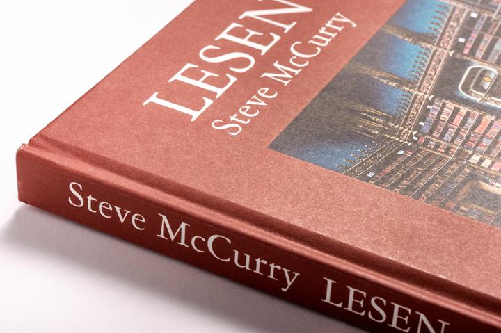 Actual product image Steve McCurry Lesen. Exklusive Sonderausgabe des Foto-Bestsellers (German, Paul Theroux, 2024)