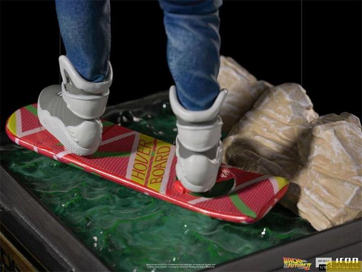 Produktbild Iron Studios Zurück in die Zukunft II - Art Scale: Marty McFly on Hoverboard - 1/10