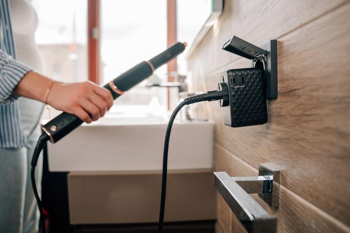 Actual product image Verbatim Charge 'N' Travel 170w Universal Travel Adapter Black