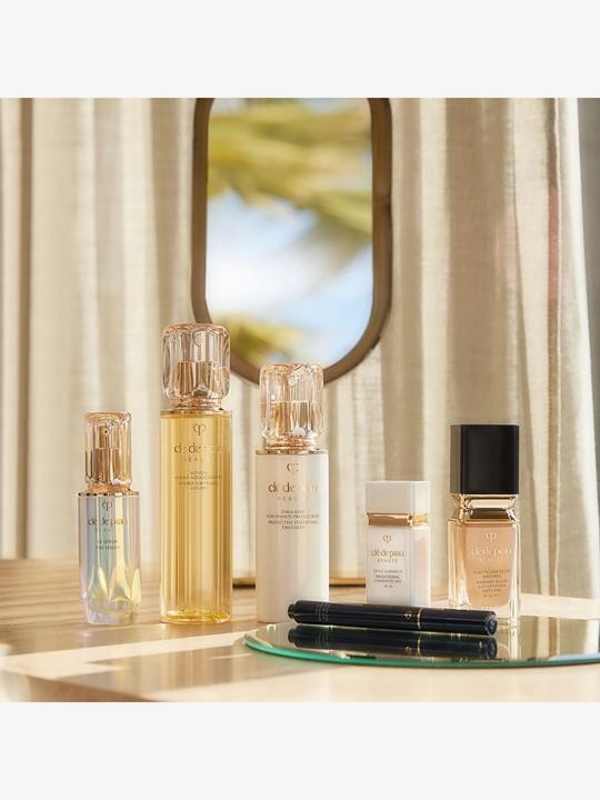 Actual product image Clé De Peau Cle De Peau Radiant Corrector For Eyes (Beige)