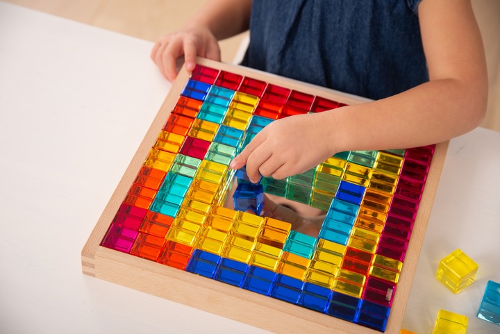 Produktbild TickiT Set mit 100 farbigen und Transparente Acryl-Würfel und einem Spiegelkasten aus Holz