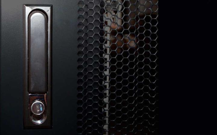 Produktbild Dsit 22 HE 19” Serverschrank, mit perforierter Fronttür (BxTxH) 800 x 1200 x 1200mm (22 HE, 19 Zoll Rack)