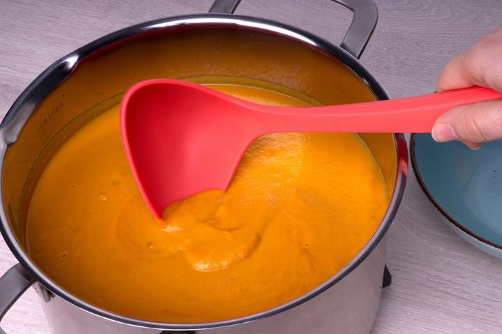 Actual product image Lurch Smart Tool Ladle wild berry