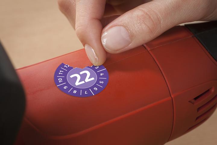 Produktbild Avery Dennison Zweckform Prüfplaketten, 2022, NoPeel, violett, 30 mm abziehsicher, aus Sicherheits-Folie, hinterläs