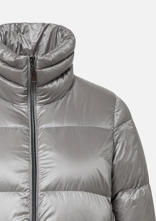 Actual product image Comma Outdoor-Jacke Schimmernde Daunenjacke mit Stehkragen (36)
