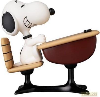 Image du produit Medicom Peanuts UDF Serie 18 Minifgur Snoopy with desk 9 cm