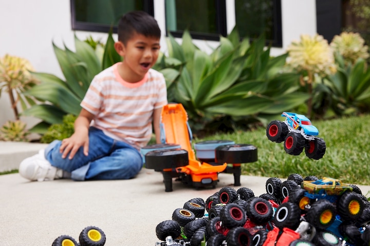 Actual product image Hot Wheels R/C MT Transforming Rhinomite