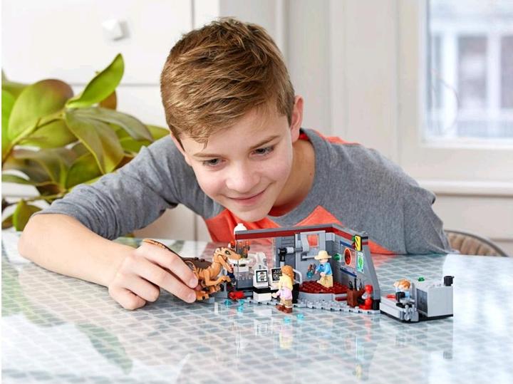 Actual product image LEGO Jurassic World Hunt for the Velociraptor (75932, LEGO Jurassic World)