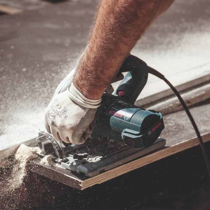 Actual product image Bosch Professional Hand-held circular saw GKS 55+ GCE, with L-BOXX