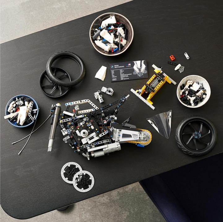 Actual product image LEGO BMW M 1000 RR (42130, LEGO Technic)