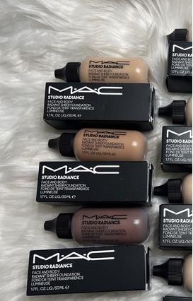 Immagine prodotto MAC Cosmetics Studio Radiance Face and Body Radiant Sheer Foundation (W5)