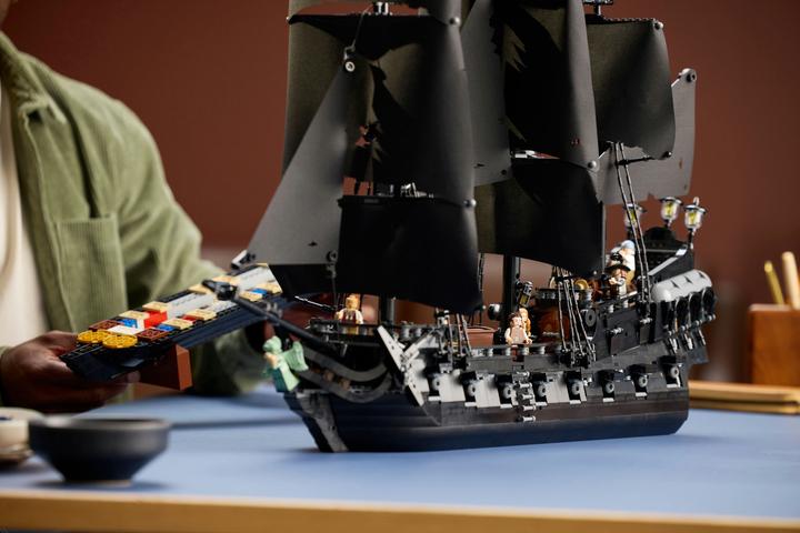 Produktbild LEGO Captain Jack Sparrows Piratenschiff (10365, LEGO Icons)