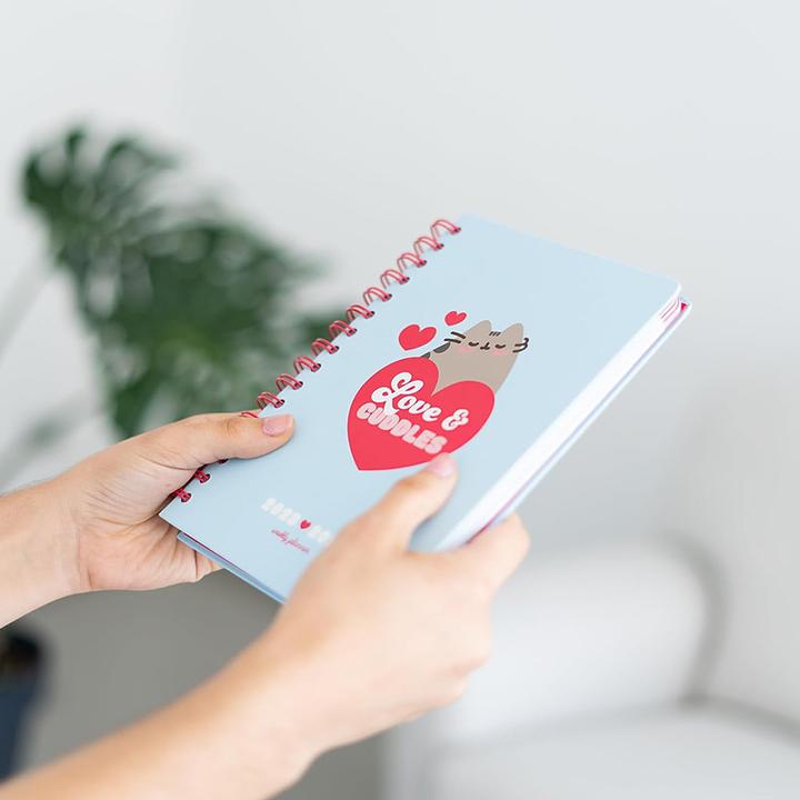 Actual product image Pusheen - Calendar / weekly planner 2023/2024 from the Purrfect Love collection (14.8 x 21 cm) (A5, Spanish, French, Italian, English)