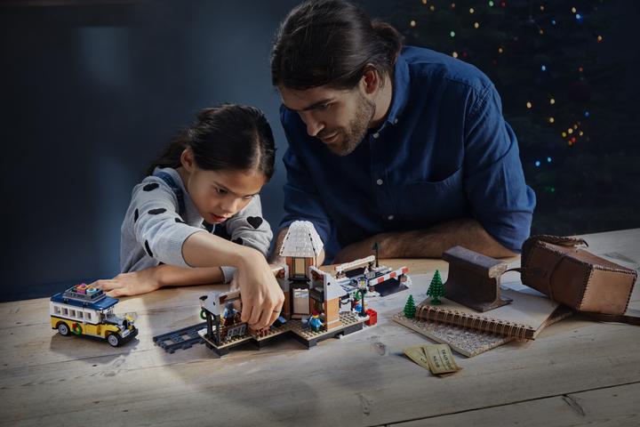 Produktbild LEGO Winterlicher Bahnhof (10259, LEGO Creator Expert)