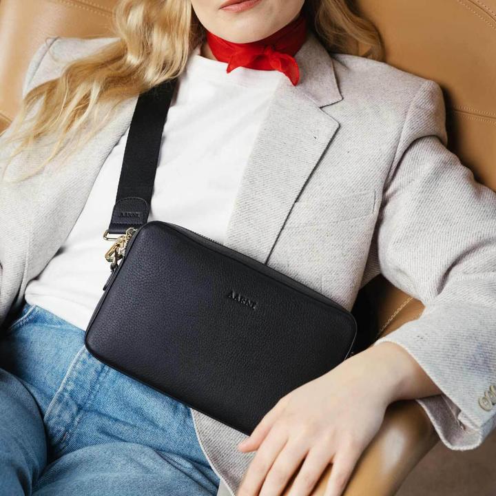 Image du produit Aarni Grand sac à bandoulière, noir/doré