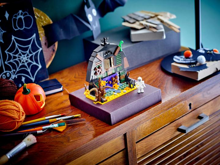 Produktbild LEGO Halloween-Scheune (40721, LEGO Icons)