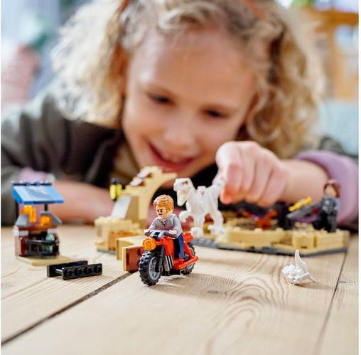 Produktbild LEGO Atrociraptor: Motorradverfolgungsjagd (76945, LEGO Jurassic World)