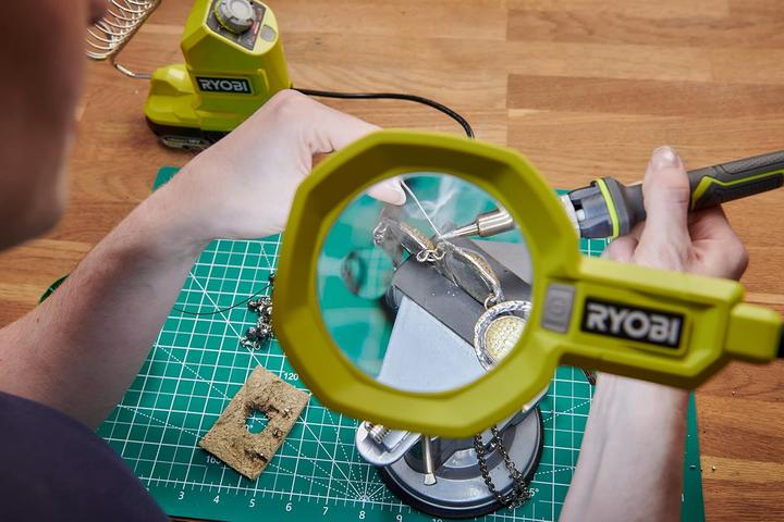 Actual product image Ryobi Lupa su apšvietimu (400 lm)