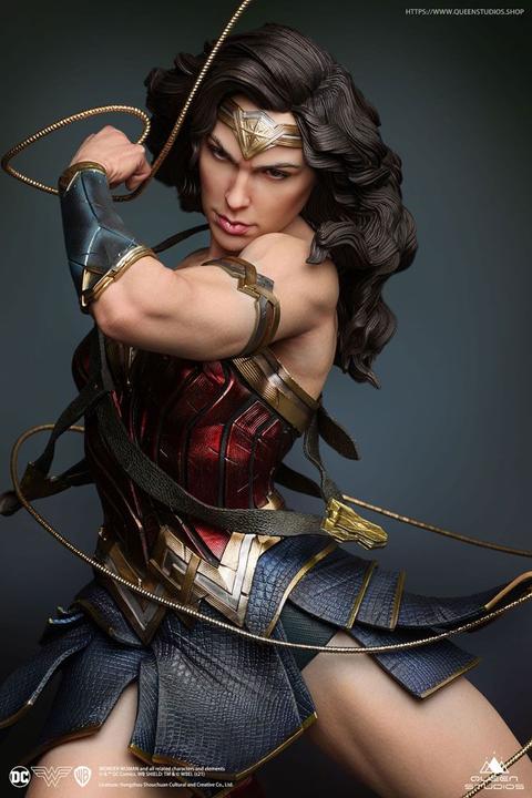 Actual product image Queen Studios Wonder Woman Comic Statuette 1/4 Wonder Woman Early Bird Version 47 cm