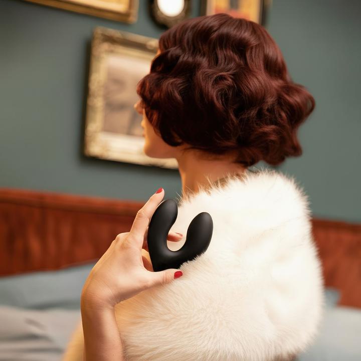 Actual product image Rosy Gold – Wearable Vibrator with Luxury Charging Case – Black