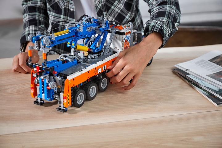 Actual product image LEGO Technic 42128 Heavy tow truck (42128, LEGO Technic)