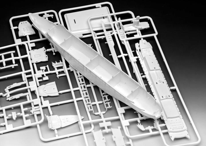 Actual product image Revell Model Set Queen Elizabeth II