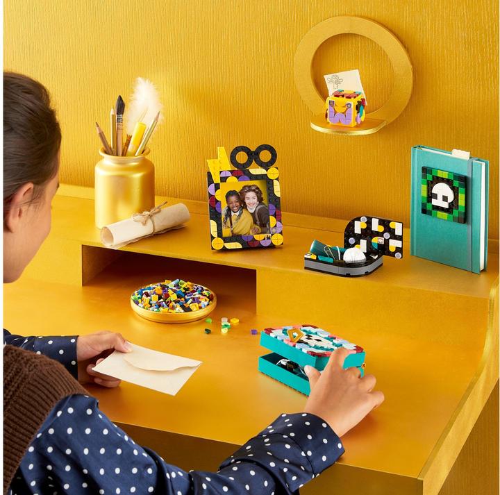 Actual product image LEGO Hogwarts Desk Set (41811, LEGO Dots)