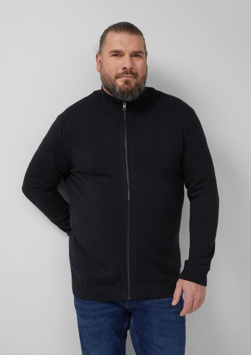 Produktbild s.Oliver Strickjacke Baumwoll-Strickjacke mit Stehkragen und Logo-Patch (4XL)