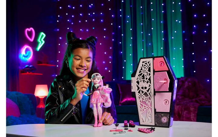 Actual product image Monster High Hidden Treasures Draculaura