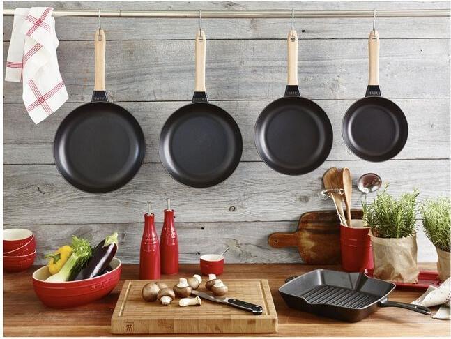 Produktbild Staub Bratpfanne mit Holzgriff, 26 cm (Bratpfanne, Gusseisen, 26 x 7.20 cm)