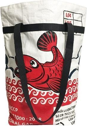 Produktbild Bekos Upcycling - Grosse Einkaufstasche aus recycelten Fischfuttersäcke roter Fisch