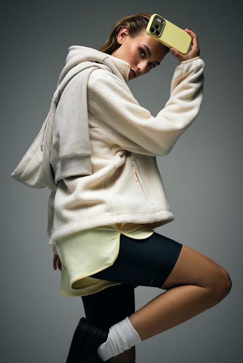 Actual product image Decoded Silicone Backcover Apple iPhone 17 Pro Yuma Yellow (Apple iPhone 17 Pro)