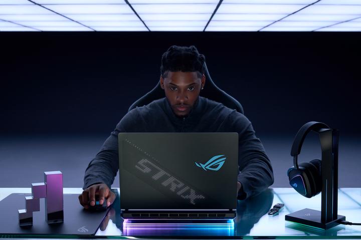 Image du produit ASUS ROG Strix SCAR 16 (16", Intel Core Ultra 9 275HX, 64 Go, 2000 Go, ING. Int.)