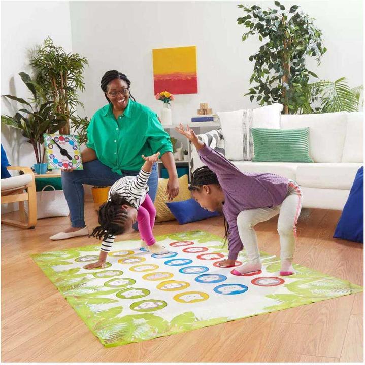 Produktbild Hasbro Twister Junior Spiel - 2-4 Spieler (Englisch, 2 - 4 Spieler)