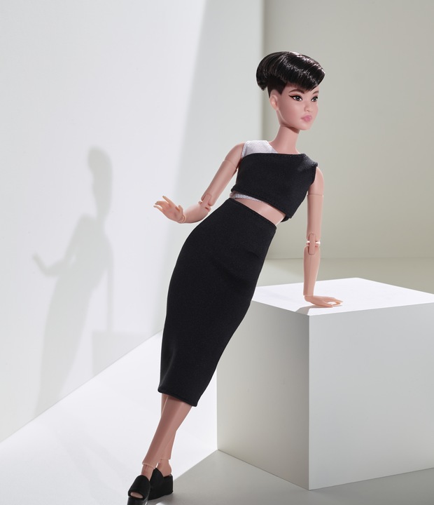 Productafbeelding Barbie Signature Looks Doll: Petite (kort zwart haar).