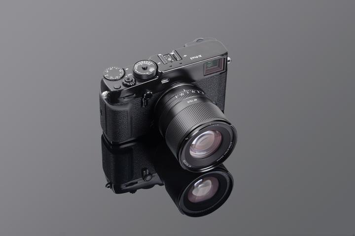 Produktbild TTArtisan AF 75mm f/2.0 Fuji X-Mount Black (Fujifilm X, APS-C / DX, Vollformat)