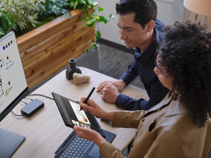 Actual product image Microsoft Surface Pro Signature Keyboard with Fingerprint ID (CH, Docking)