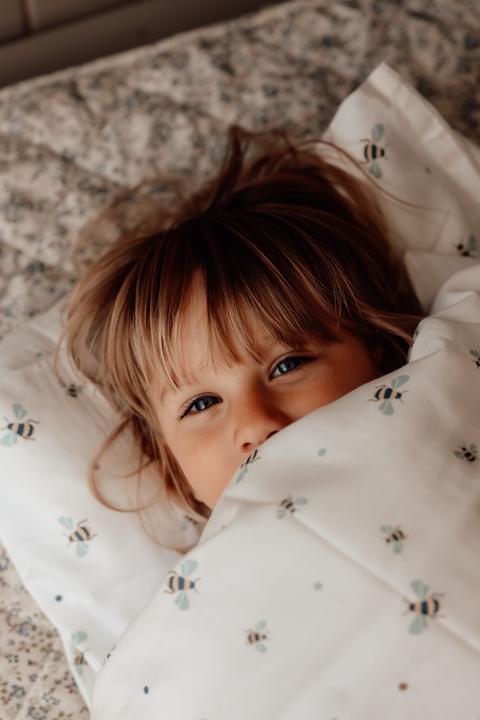 Image du produit Copenhagen Vanilla - Bedding Junior - Honeybee Happy - Milk - 100 x 140 cm, 40 x 45 cm (BEDJ3824) (100 x 140 cm, 40 x 45 cm)