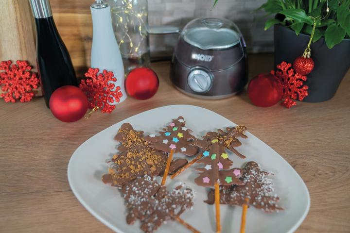 Produktbild Unold Chocolatier Weihnachtsedition 48967 (braun/silber, 25 Watt, 12 weihnachtliche Förmchen) (Schokoladenfondue)