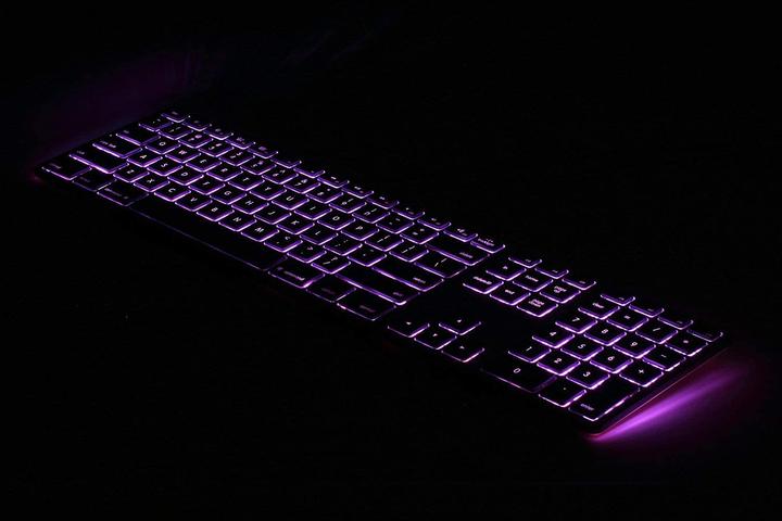 Image du produit Matias Clavier USB étendu pour Mac OS avec rétroéclairage RGB (CH, Filaire)