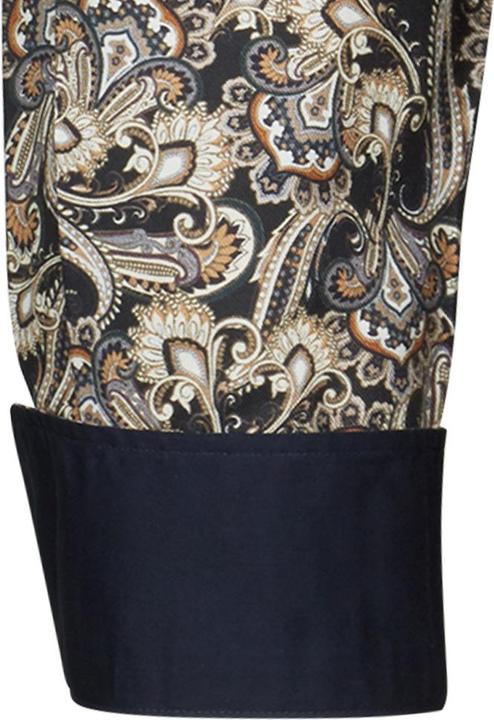 Blumenmuster auf dunklem Fond mit farblich ideal abgestimmten Akzenten an Kragen