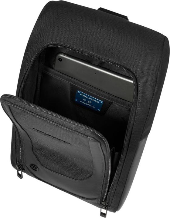 Produktbild Piquadro Umhängetasche aus recyceltem Stoff und Leder
