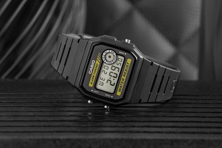 Actual product image Casio DW-5040RX-7ER (Digital watch, 32 mm)