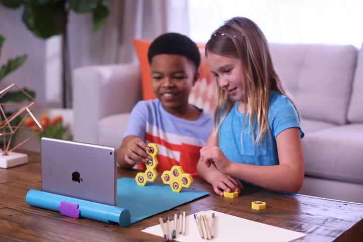 Actual product image PlayShifu Plugo Link Building Blocks Kit (German, Spanish, French, Japanese, Russian, English)