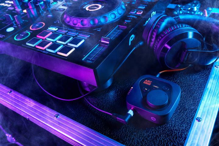 Actual product image IK Multimedia Arc On-Ear (USB-DAC, Tone control)