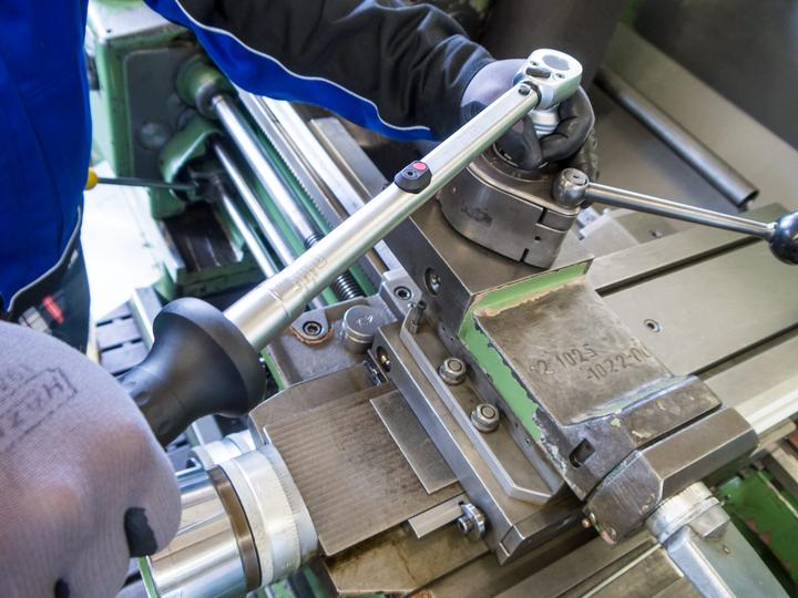 Immagine prodotto HAZET Chiave dinamometrica 6122-1CT ∙ Nm min-max: 40 - 200 Nm ∙ Tolleranza: 2% ∙ Attacco quadro, ma… (1/2", 40 Nm, 200 Nm)